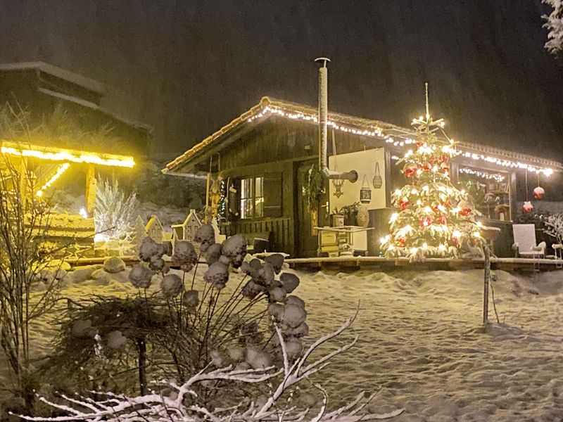 Unsere "Backwahn" Hütte im winterlichen Kleid mit Holzbackofen zum backen von Brot, Pizza oder unseren Reindln. Der Treffpunkt für unsere Gäste. 