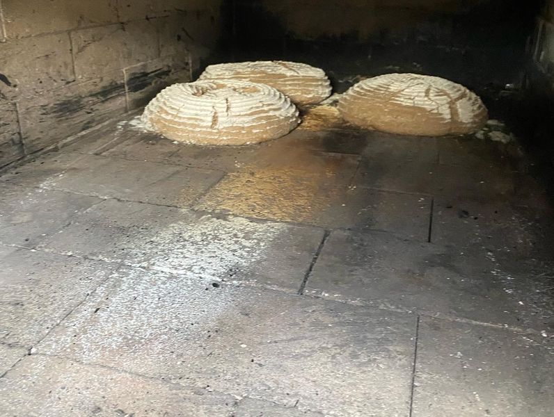 Beim Brotbacken